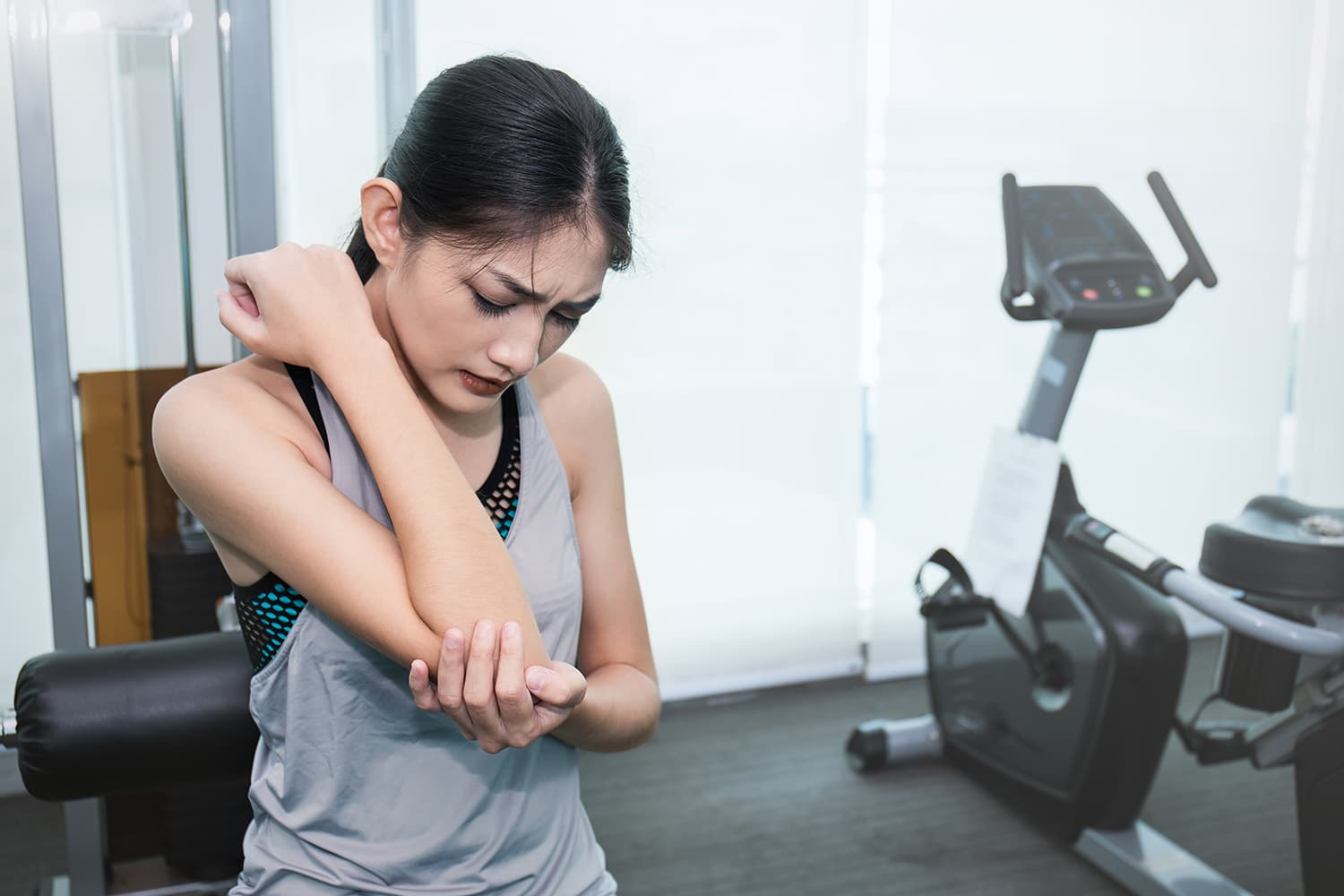 Patient holding upper arm with nerve pathway from the neck and shoulder highlighted